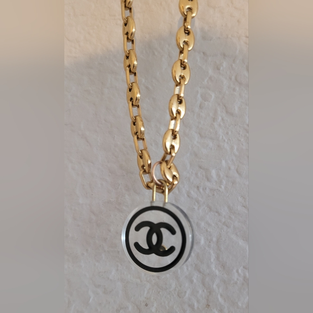 C h a n e l Pendant Necklace - Picture 5 of 10